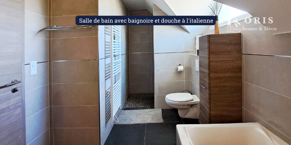 Salle de bain avec baignoire et douche à l'italienne