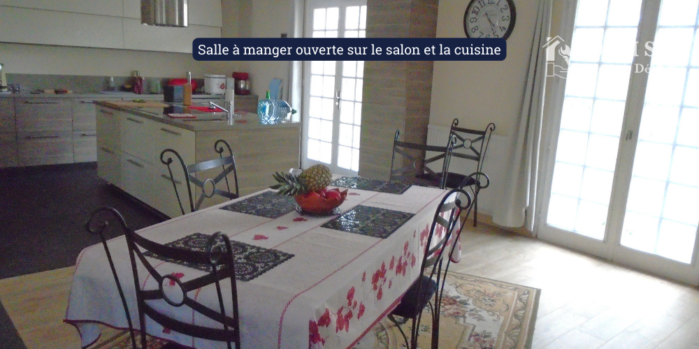 Salle à manger ouverte sur le salon et la cuisine