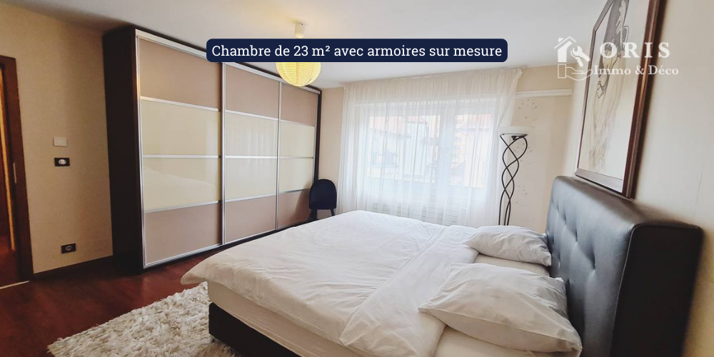 Chambre de 23 m² avec armoires sur mesure