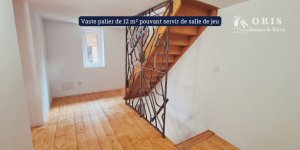 Vaste palier de 12 m² pouvant servir de salle de jeu