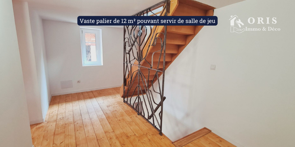 Vaste palier de 12 m² pouvant servir de salle de jeu