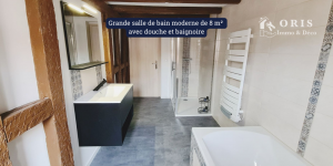 Grande salle de bain moderne de 8 m² avec douche et baignoire