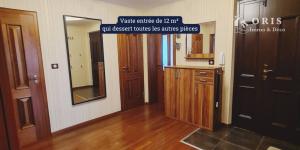 Vaste entrée de 12 m² qui dessert toutes les autres pièces