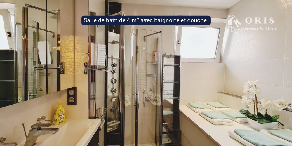 Salle de bain de 4 m² avec baignoire et douche