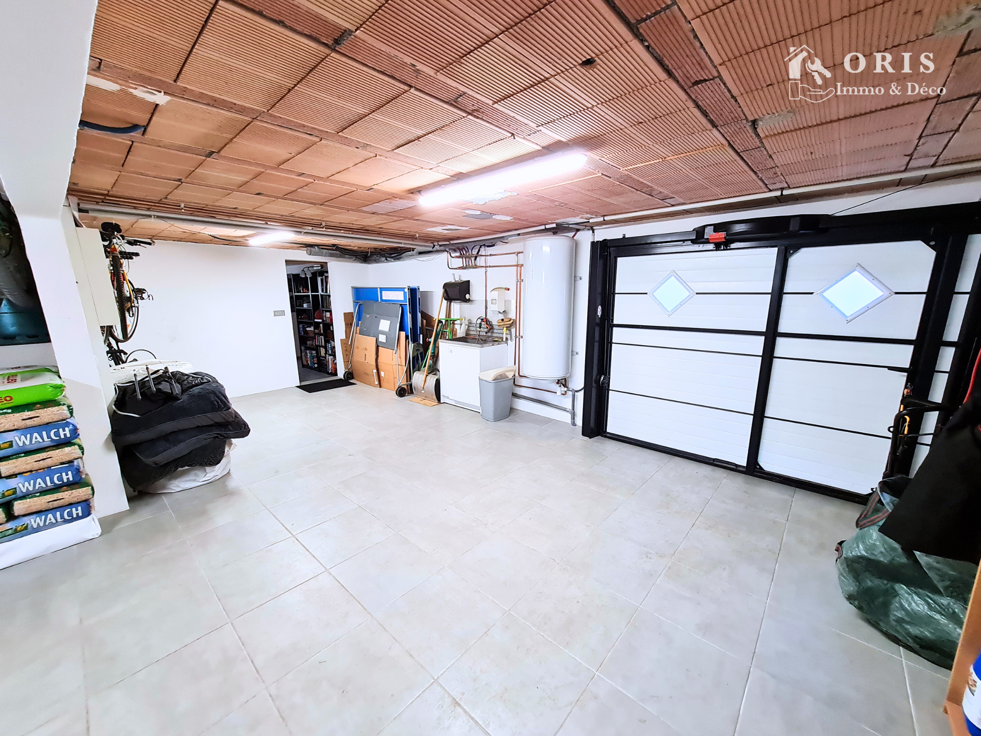 sous-sol complet avec un garage