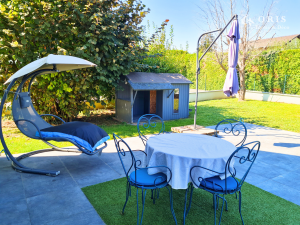 vaste terrasse avec un espace barbecue de 42 m²